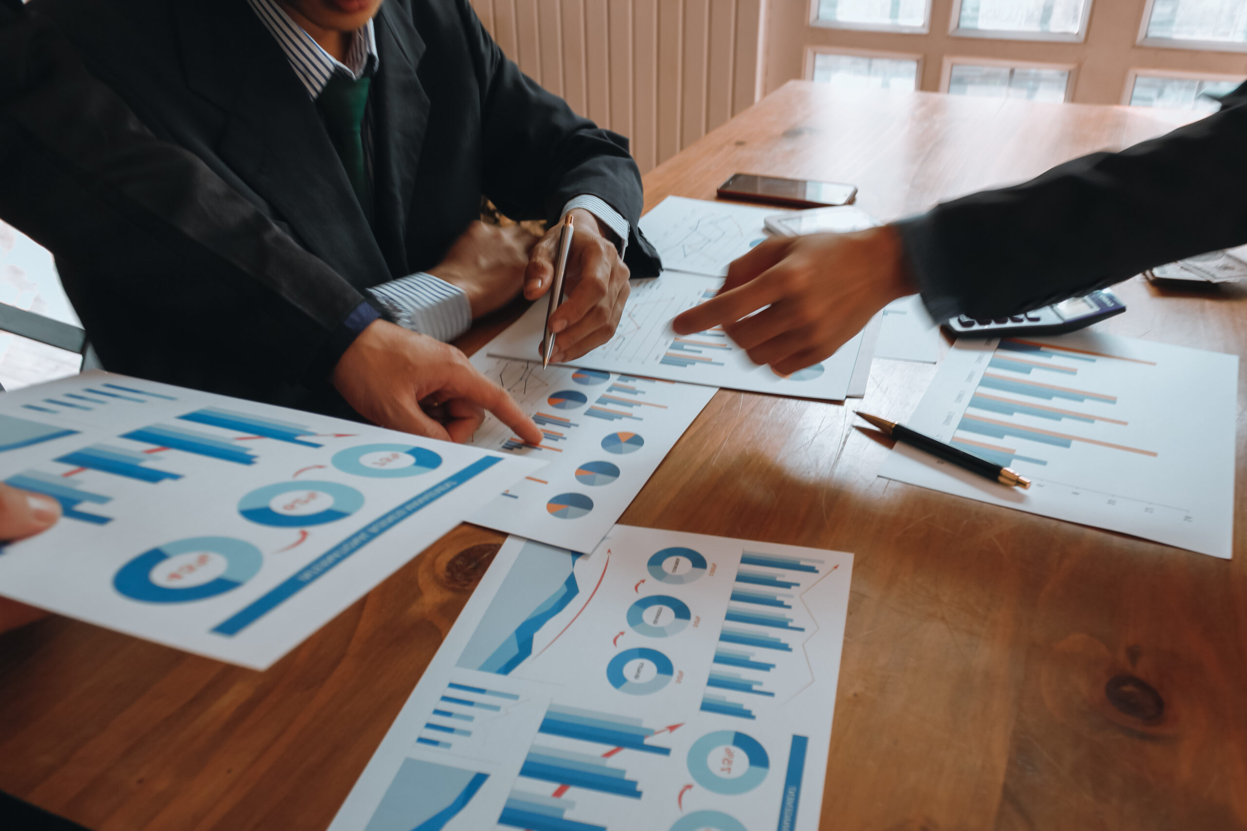 vecteezy_investor-in-the-meeting-room-are-advising-and-discussing-to_48228195